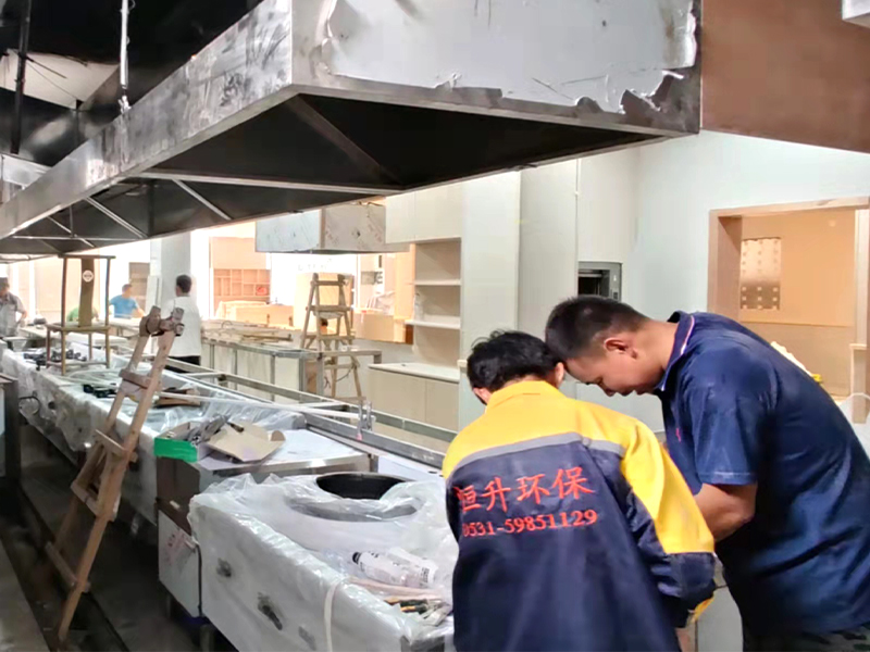 甘安汤老太厨房设备安装中.jpg